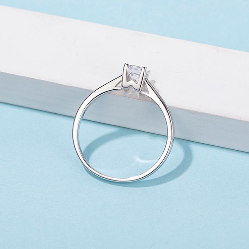 925 Sterling Silver Round Cut CZ Solitaire Ring