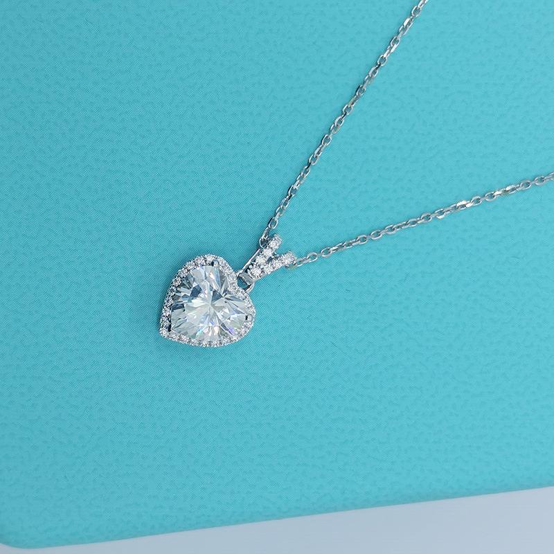 925 Sterling Silver Heart Shaped CZ Classic Pendant Necklace