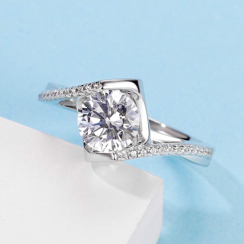 925 Sterling Silver Classic Round Cut CZ Angle Solitaire Ring